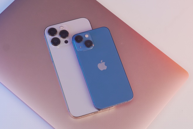 Ngoại h&igrave;nh tổng thể của m&aacute;y kh&ocirc;ng c&oacute; nhiều kh&aacute;c biệt so với mẫu iPhone 12 Mini tiền nhiệm. Khi đặt cạnh iPhone 13 Pro Max, c&oacute; thể thấy mẫu m&aacute;y n&agrave;y nằm lọt thỏm b&ecirc;n trong. Với k&iacute;ch thước nhỏ gọn c&ugrave;ng trọng lượng nhẹ, người d&ugrave;ng c&oacute; thể dễ d&agrave;ng cầm nắm v&agrave; sử dụng thiết bị n&agrave;y bằng một tay.