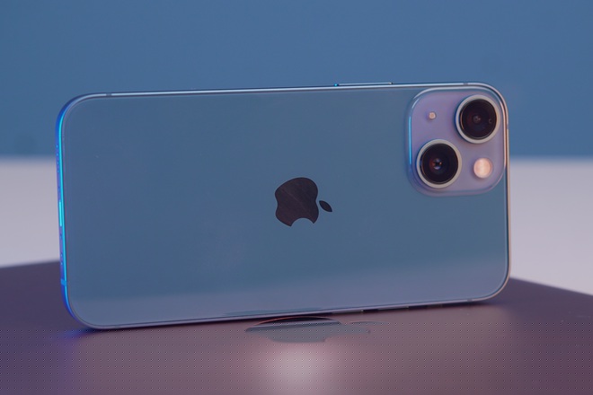 Phần mặt lưng vẫn được ho&agrave;n thiện từ k&iacute;nh c&ugrave;ng với đ&oacute; l&agrave; khung viền nh&ocirc;m. Thay đổi dễ nhận thấy nhất tr&ecirc;n iPhone 13 Mini so với phi&ecirc;n bản tiền nhiệm nằm ở cụm camera với hai ống k&iacute;nh đặt ch&eacute;o, thay v&igrave; thẳng h&agrave;ng như trước.