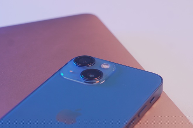 Hệ thống camera của m&aacute;y vẫn bao gồm ống k&iacute;nh ch&iacute;nh với độ ph&acirc;n giải 12 MP v&agrave; ống k&iacute;nh g&oacute;c si&ecirc;u rộng 12 MP. Tuy nhi&ecirc;n, cụm camera n&agrave;y đ&atilde; được n&acirc;ng cấp, cho ph&eacute;p chụp ảnh tốt hơn trong điều kiện &aacute;nh s&aacute;ng yếu.