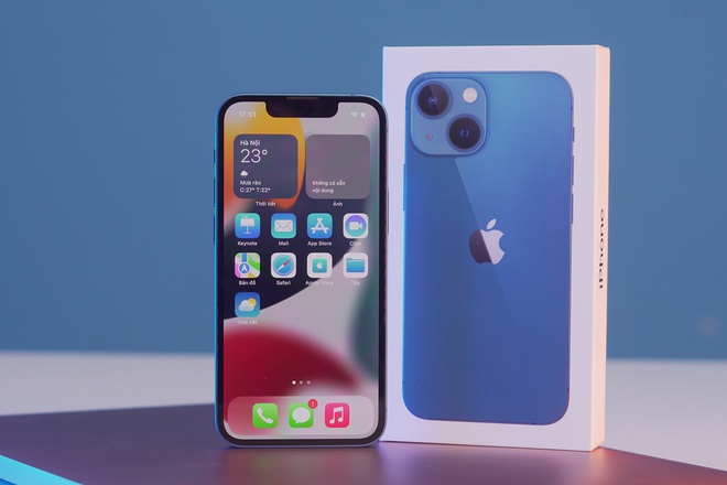 iPhone 13 Mini sở hữu m&agrave;n h&igrave;nh Super Retina XDR OLED, k&iacute;ch thước 5,4 inch c&ugrave;ng độ ph&acirc;n giải 1.080 x 2.340 pixel. Kh&aacute; đ&aacute;ng tiếc khi m&agrave;n h&igrave;nh n&agrave;y vẫn chỉ c&oacute; tần số qu&eacute;t 60 Hz tương tự phi&ecirc;n bản tiền nhiệm, thay v&igrave; 120 Hz như những chiếc iPhone 13 Pro.