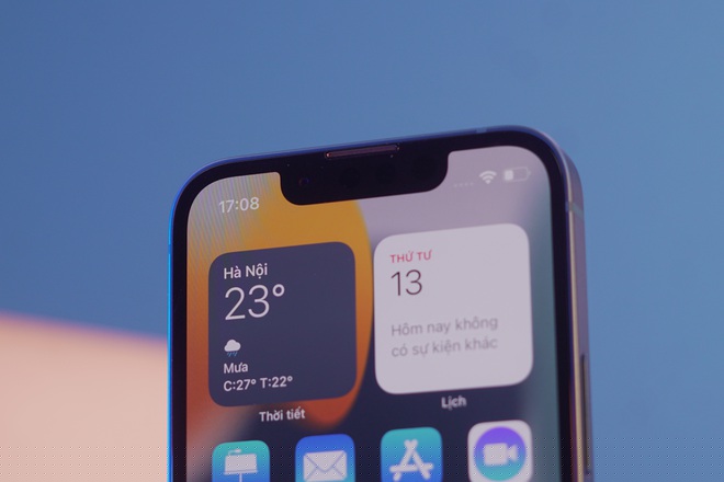 Phần khuyết đỉnh cũng được l&agrave;m nhỏ hơn 20% so với iPhone 12 Mini. Tuy nhi&ecirc;n, nếu chỉ nh&igrave;n qua, người d&ugrave;ng sẽ kh&oacute; c&oacute; thể nhận thấy sự kh&aacute;c biệt.