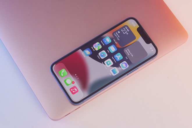 Tương tự iPhone 13, phi&ecirc;n bản 13 Mini cũng được trang bị bộ xử l&yacute; A15, dung lượng RAM 4 GB. Điều n&agrave;y gi&uacute;p cho iPhone 13 Mini trở th&agrave;nh một trong những chiếc smartphone m&agrave;n h&igrave;nh nhỏ c&oacute; hiệu năng mạnh nhất tr&ecirc;n thị trường. Vi&ecirc;n pin của m&aacute;y c&oacute; dung lượng 2.438 mAh, hứa hẹn cho mang lại thời gian sử dụng l&acirc;u hơn so với iPhone 12 Mini.