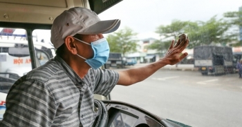 Hàng nghìn xe khách ở Đà Nẵng vẫn phủ bạt nằm chờ