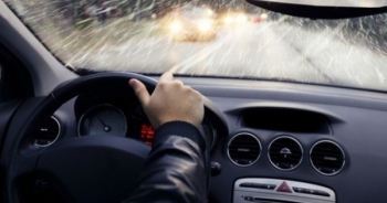 Các hệ thống hỗ trợ lái dễ trở nên "vô dụng" khi trời mưa