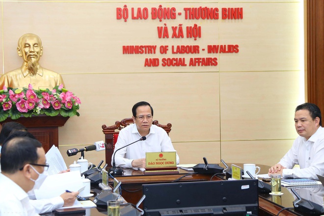 Bộ trưởng Đào Ngọc Dung yêu cầu đẩy nhanh thủ tục hỗ trợ người lao động (Ảnh: Giáp Tống).