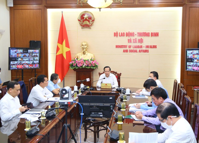 Lãnh đạo Bộ Lao động - Thương binh &amp;amp; Xã hội cùng các Vụ, Cục chủ trì hội nghị (Ảnh: Giáp Tống).