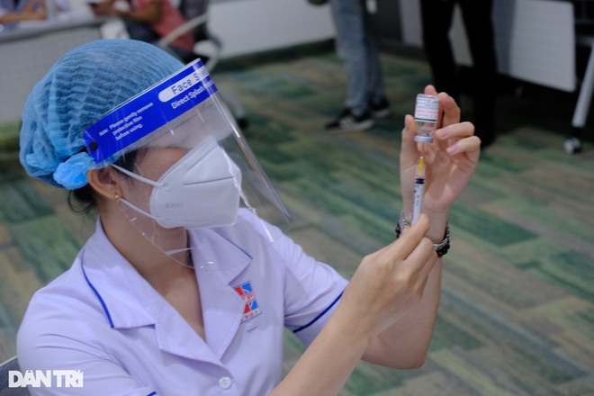 Tiêm vaccine Covid-19 tại TP Thủ Đức (Ảnh: Hoàng Lê).