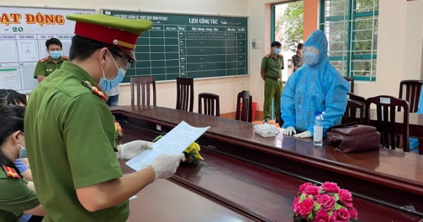 Khởi tố người phụ nữ chống người thi hành công vụ trong khu cách ly ở Hậu Giang