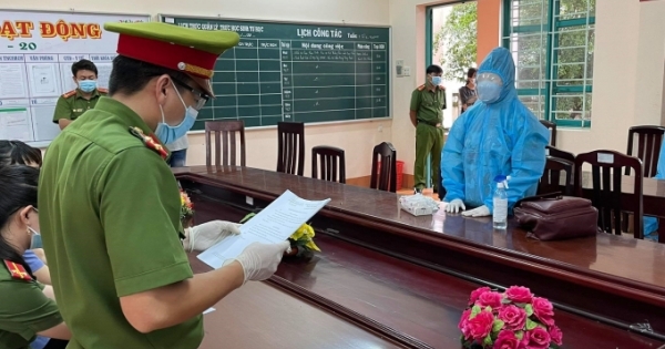 Khởi tố người phụ nữ chống người thi hành công vụ trong khu cách ly ở Hậu Giang