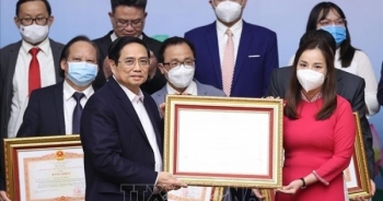 Tặng bằng khen của Thủ tướng cho 138 cá nhân xuất sắc trong phòng, chống dịch COVID-19