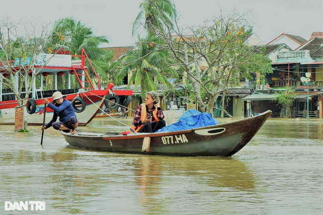Chèo thuyền ngắm phố cổ mùa lũ là trải nghiệm được rất nhiều du khách trong và ngoài nước yêu thích mỗi khi Hội An vào mùa mưa lũ, là