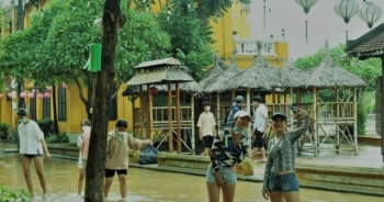 Giới trẻ "check in" phố cổ Hội An mùa lũ