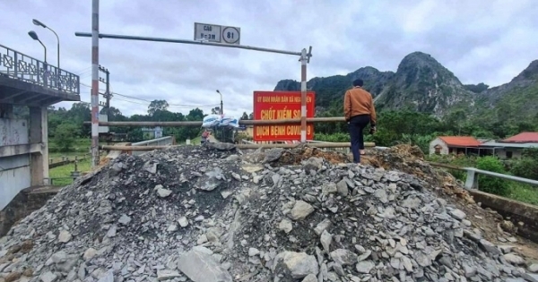 Xã đổ đất chốt kiểm soát…chống dịch, Chủ tịch huyện chỉ đạo dọn ngay