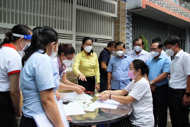 Giám sát công tác hỗ trợ người dân gặp khó khăn tại phía Nam (Ảnh: Xuân Hinh).