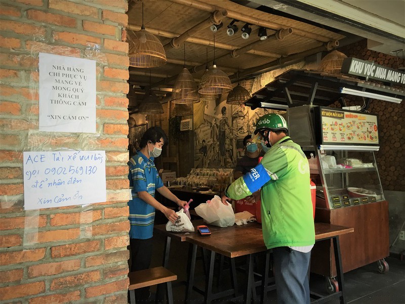Từ khi TP.HCM nới lỏng giãn cách các quán ăn mở cửa chỉ phục vụ bán mang về. ẢNH: TÚ UYÊN 