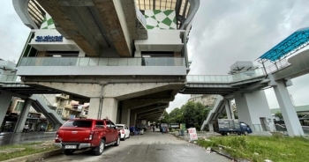 Tụ tập đánh bài, đổ rác thải trộm khắp các nhà ga tuyến Cát Linh - Hà Đông