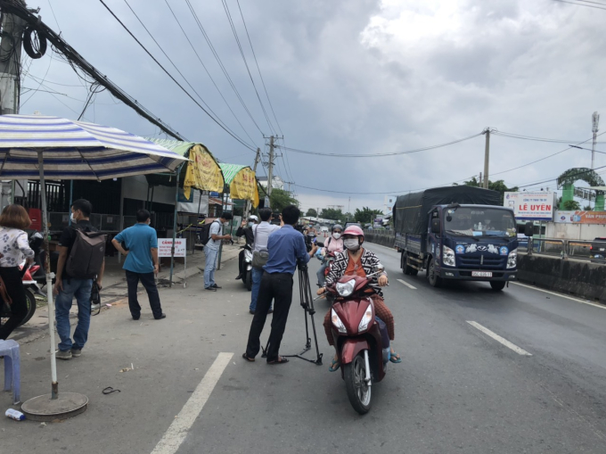 20.10- Xe luu thong khong con khai bao y te tren QL1A