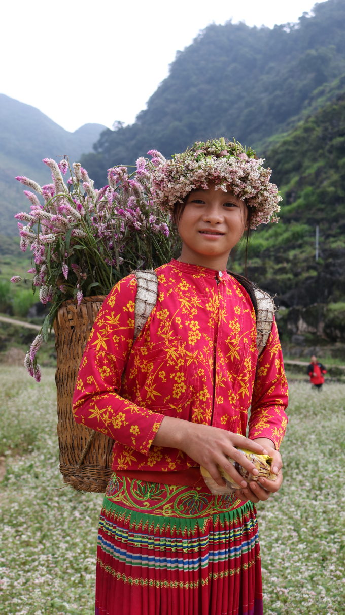 Em gái người Mông vui vẻ tạo dáng trước ống kính