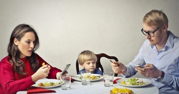 Internet - Kéo gần khoảng cách hay đẩy con người ngày càng xa cách?