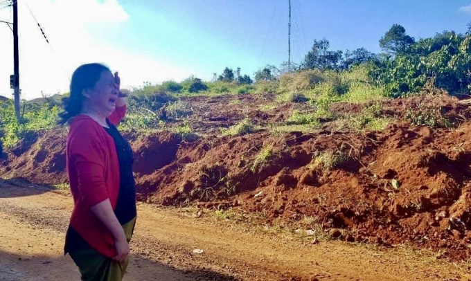 B&agrave; Thủy vợ &ocirc;ng Huỳnh &ograve;a kh&oacute;c khi bị thu hồi hết đất mặt tiền.