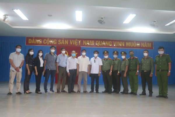 Hội An toàn giao thông Việt Nam (HATGTVN) tại TP. Cần Thơ (khu vực ĐBSCL), Đoàn Thanh Niên Công an TP. Cần Thơ, Công ty sữa Úc NUTRICO, nhóm thiện nguyện Dcare, mạnh thường quân trao tặng 200 phần quà cho UBND huyện Cầu Kè,gởi đến bà con nghèo đang gặp khó khăn.