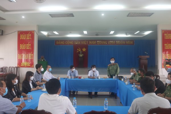 Hình ảnh Hội An toàn giao thông Việt Nam (HATGTVN) tại TP. Cần Thơ (khu vực ĐBSCL) và Đại diện lãnh đạo Đoàn Thanh Niên Công an TP. Cần Thơ đến thăm hỏi, động viên bà con nghèo.