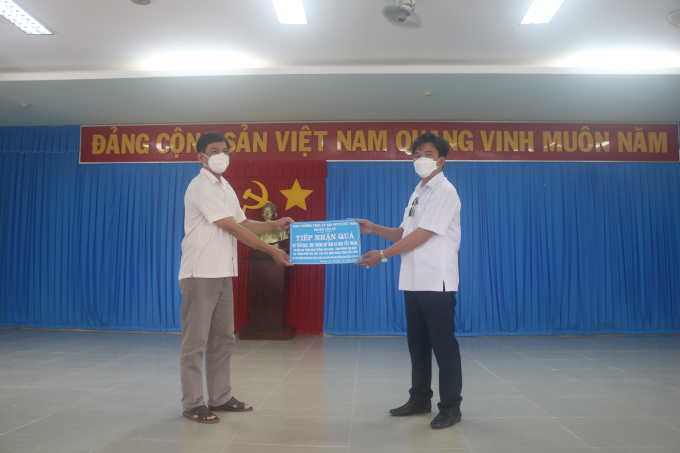 Hội An toàn giao thông Việt Nam (HATGTVN) tại TP. Cần Thơ (khu vực ĐBSCL) trao tặng 200 phần quà cho Đại diện UBND huyện Cầu Kè.ảnh 44: Đại diện UBND huyện Cầu Kè trao thư cảm ơn đến Đại diện lãnh đạo Đoàn Thanh Niên Công an TP. Cần Thơ