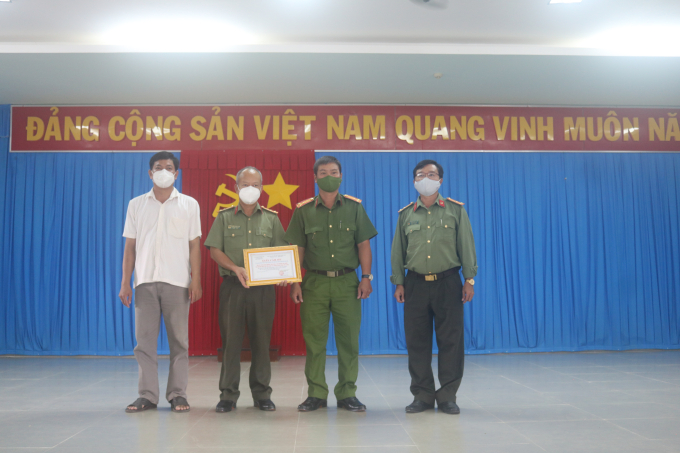 Đại diện UBND huyện Cầu Kè trao thư cảm ơn đến Đại diện lãnh đạo Đoàn Thanh Niên Công an TP. Cần Thơ