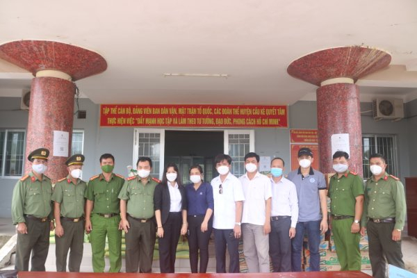 Hội An toàn giao thông Việt Nam (HATGTVN) tại TP. Cần Thơ (khu vực ĐBSCL), Đoàn Thanh Niên Công an TP. Cần Thơ, Công ty sữa Úc NUTRICO, nhóm thiện nguyện Dcare, mạnh thường quân trao tặng các phần quà cho UBND huyện Cầu Kè, gởi đến bà con nghèo đang gặp khó khăn trên địa bàn