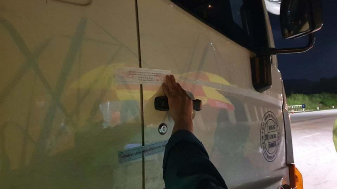 Xe tải được lực lượng chức năng chốt kiểm so&aacute;t khu cảng C&aacute;i L&acirc;n d&aacute;n tem kiểm so&aacute;t.