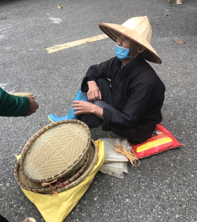 Cụ ông bán sàng do ông tự đan tại chợ phiên