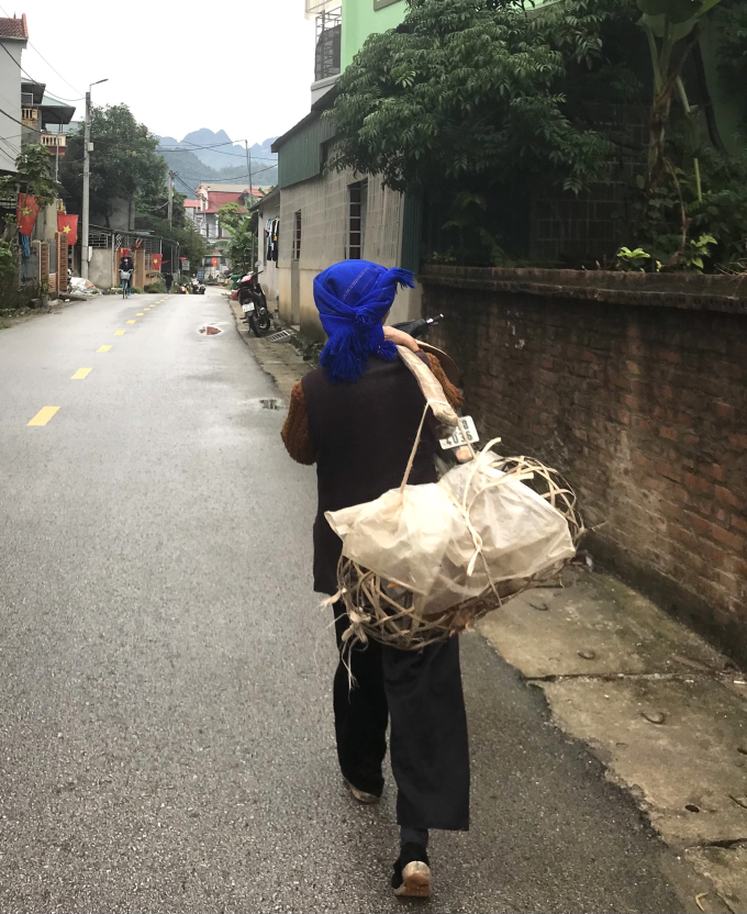 Bà cụ về nhà sau khi tan chợ