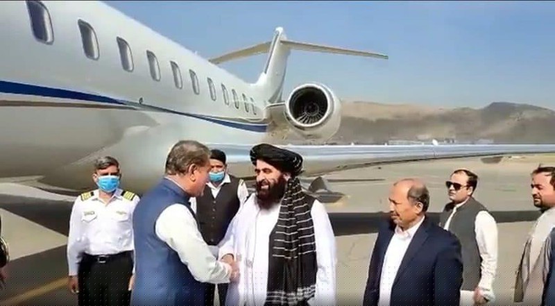 Quyền Ngoại trưởng Afghanistan Amir Khan Motaqi đón Ngoại trưởng Pakistan Shah Mahmoud Qureshi tại sân bay quốc tế Kabul cùng với Giám đốc Cơ quan Tình báo (ISI) Faiz Hameed ngày 21/10/2021. (Ảnh: Khaama Press)