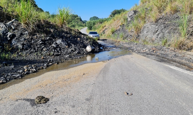 Quảng Ninh: Nguy hiểm r&igrave;nh rập tr&ecirc;n tuyến đường hơn 200 tỷ bị đất, đ&aacute; v&ugrave;i lấp