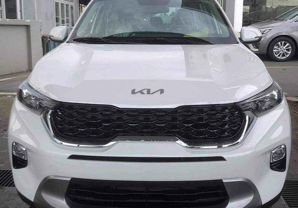 Loạt &ocirc; t&ocirc; mới về đại l&yacute;, chờ ng&agrave;y mở b&aacute;n tại Việt Nam