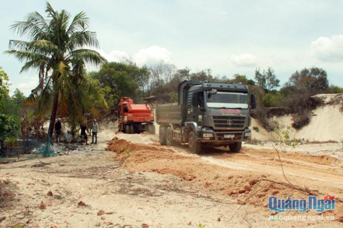 Thi công tuyến đường Trì Bình – cảng Dung Quất, đoạn qua địa bàn xã Bình Chánh vào năm 2019(Ảnh: Báo Quảng Ngãi)