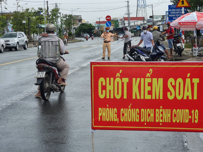 Từ 12h trưa ngày 26/10, tỉnh Bạc Liêu lập các chốt kiểm soát qua lại giữa các xã, phường, thị trấn thuộc cấp 3 và 4. Ảnh: Nhật Hồ