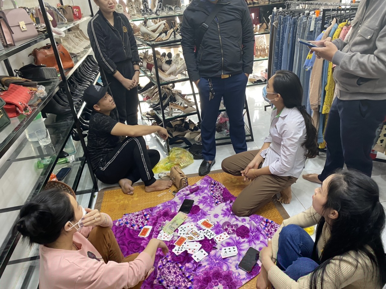 Nhóm đánh bạc tại xã Gia Ninh, huyện Quảng Ninh bị bắt quả tang.