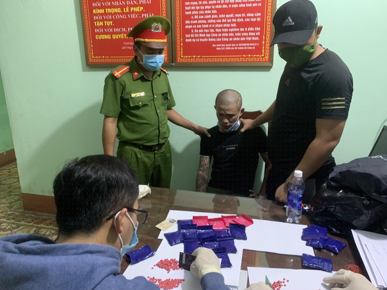 Đối tượng Nguyễn Như Bình cùng số tang vật ma túy.