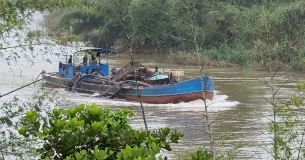 "Binh đoàn" tàu vỏ thép thi nhau quần thảo, xé toạc sông Đồng Nai