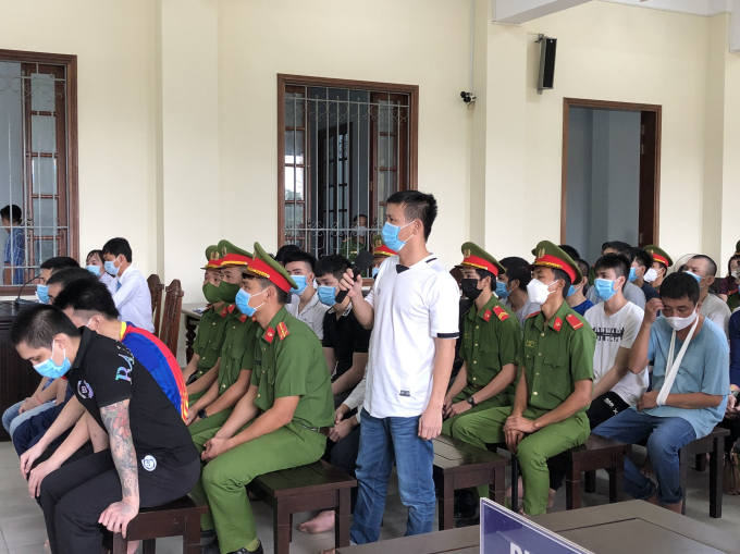 Các bị cáo tại phiên toà sáng 28/10.