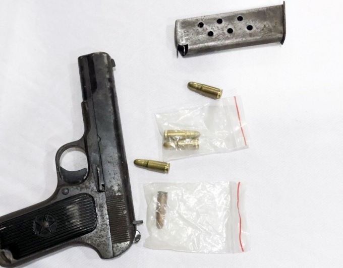 Khẩu súng là tang vật trong vụ hỗn chiến bị Công an thu giữ. Ảnh: CACC