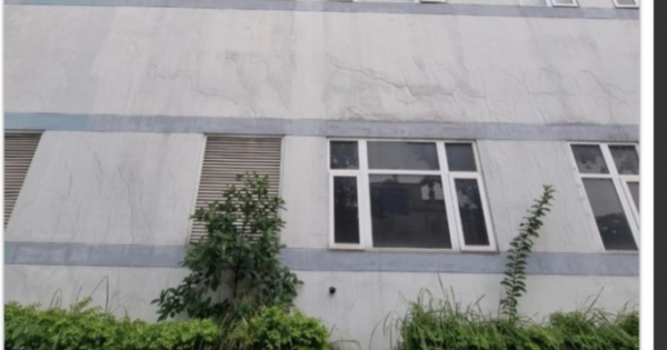 Bé 2 tuổi rơi từ tầng 9 bệnh viện dẫn đến tử vong