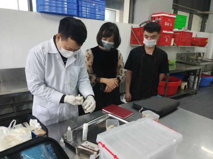 Đoàn kiểm tra của Chi cục  tiến hành test nhanh mẫu thực phẩm tại cơ sở.