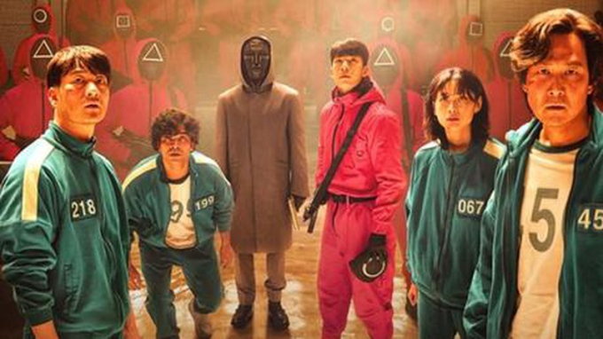 Phim &ldquo;Tr&ograve; chơi con mực&rdquo; vẫn hot, bất chấp khen ch&ecirc;.