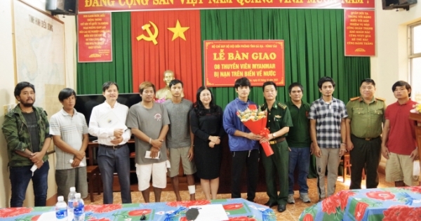 Bàn giao 8 ngư dân Myanmar bị nạn trên biển