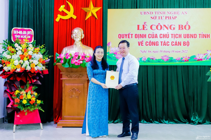 bna-chu-tich-ubnd-tinh-nguyen-duc-trung-trao-quyet-dinh-dieu-dong-bo-nhiem-dong-chi-hoang-thi-thu-trang-giu-chuc-giam-doc-so-tu-phap-1053