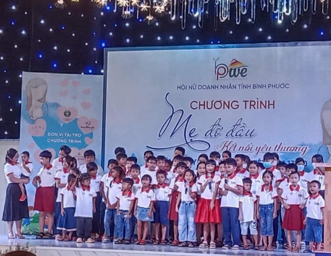 Các nữ doanh nhân Bình Phước sẽ làm “Mẹ đỡ đầu” cho 61 trẻ có hoàn cảnh đặc biệt khó khăn, trẻ mồ côi do dịch COVID-19.