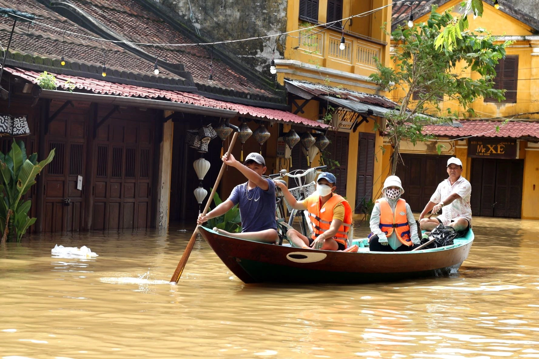 Phố cổ Hội An lại chìm trong biển lũ - 2