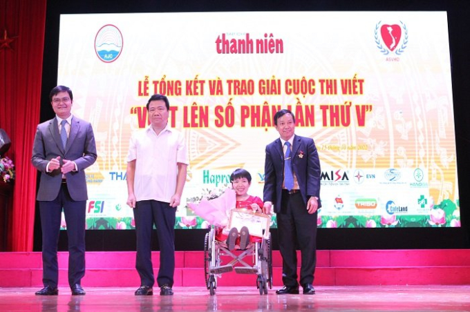 Đồng ch&iacute; B&ugrave;i Quang Huy - Ủy vi&ecirc;n dự khuyết BCH Trung ương Đảng, B&iacute; thư thứ nhất BCH Trung ương Đo&agrave;n TNCS Hồ Ch&iacute; Minh; đồng ch&iacute; Ng&ocirc; Trung Th&agrave;nh - Ph&oacute; chủ nhiệm ủy ban Ph&aacute;p luật của Quốc hội v&agrave; Nh&agrave; b&aacute;o Nguyễn To&agrave;n Thắng - Tổng bi&ecirc;n tập Tạp ch&iacute; Thanh ni&ecirc;n trao giải đặc biệt cho t&aacute;c giả Nguyễn Thị Thu Hiền
